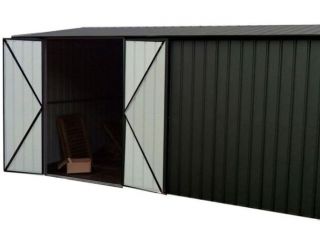 The anthracite workshop comes with wide double doors